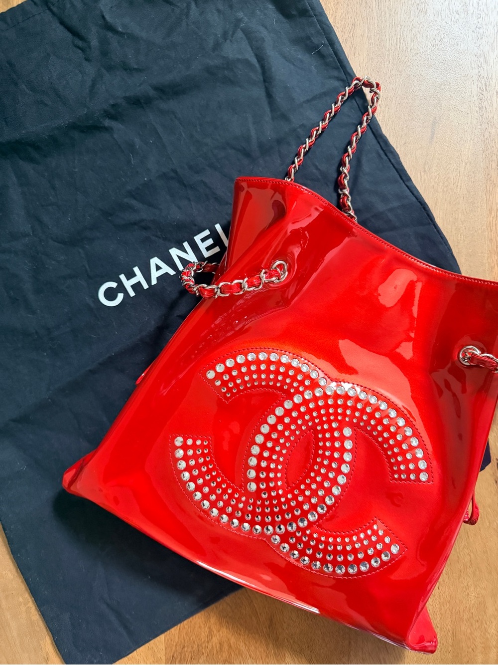 CHANEL Bon Bon Tote - Medium Red patent with rhinestones - Picture 15 of 15